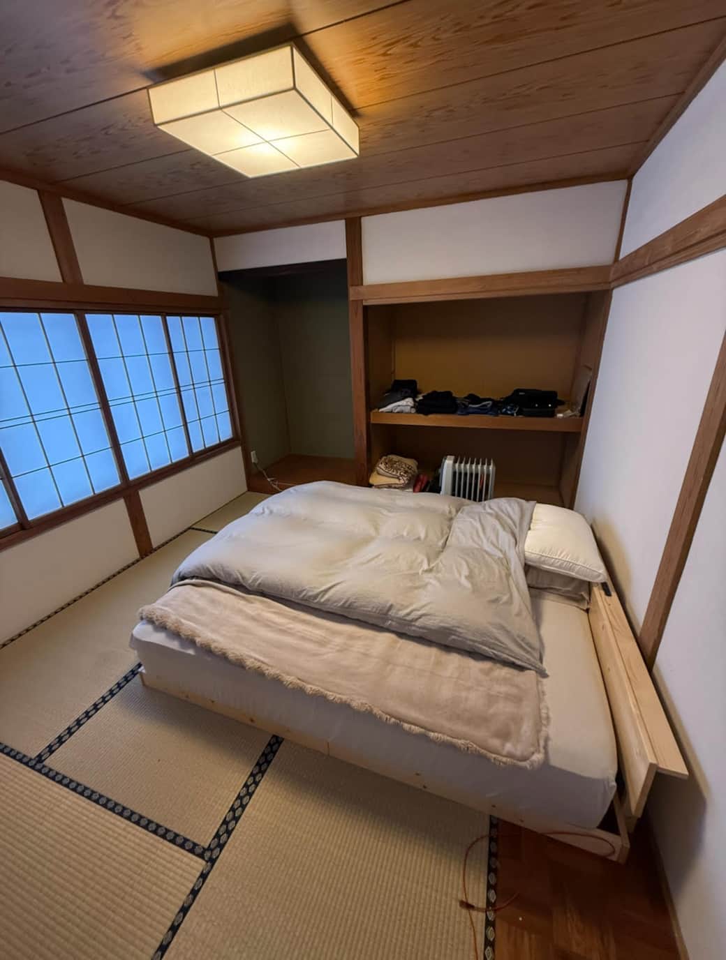 Bedroom 1 (Queen Bed)