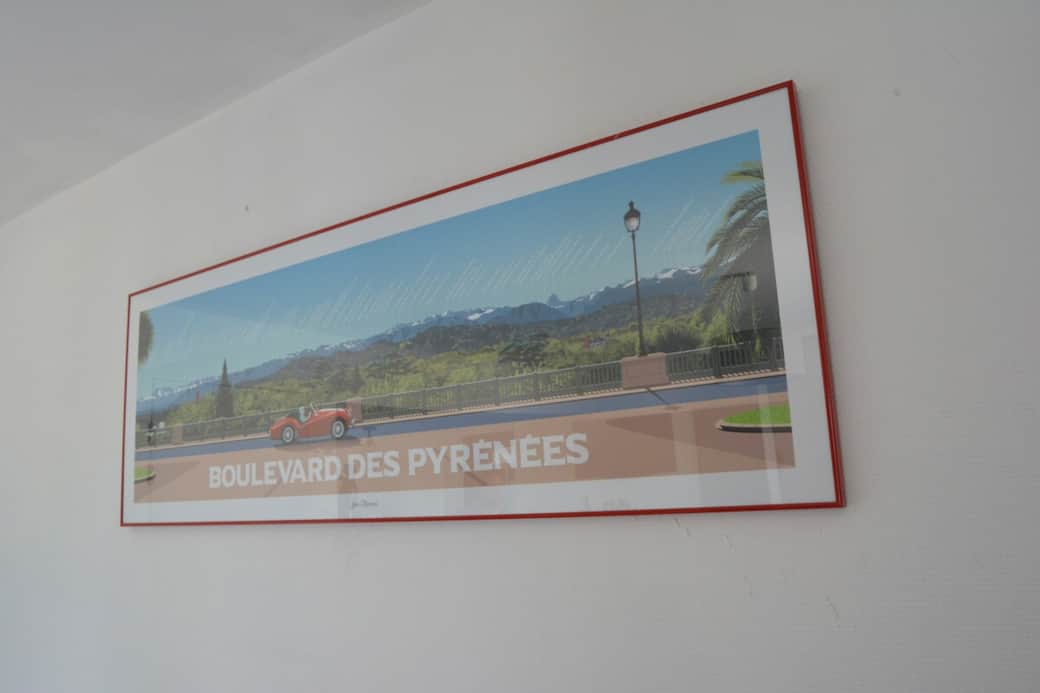 Le salon dispose d'un poele à granulés (ou pellets), d'un placard de rangements, et d'un accès au balcon.