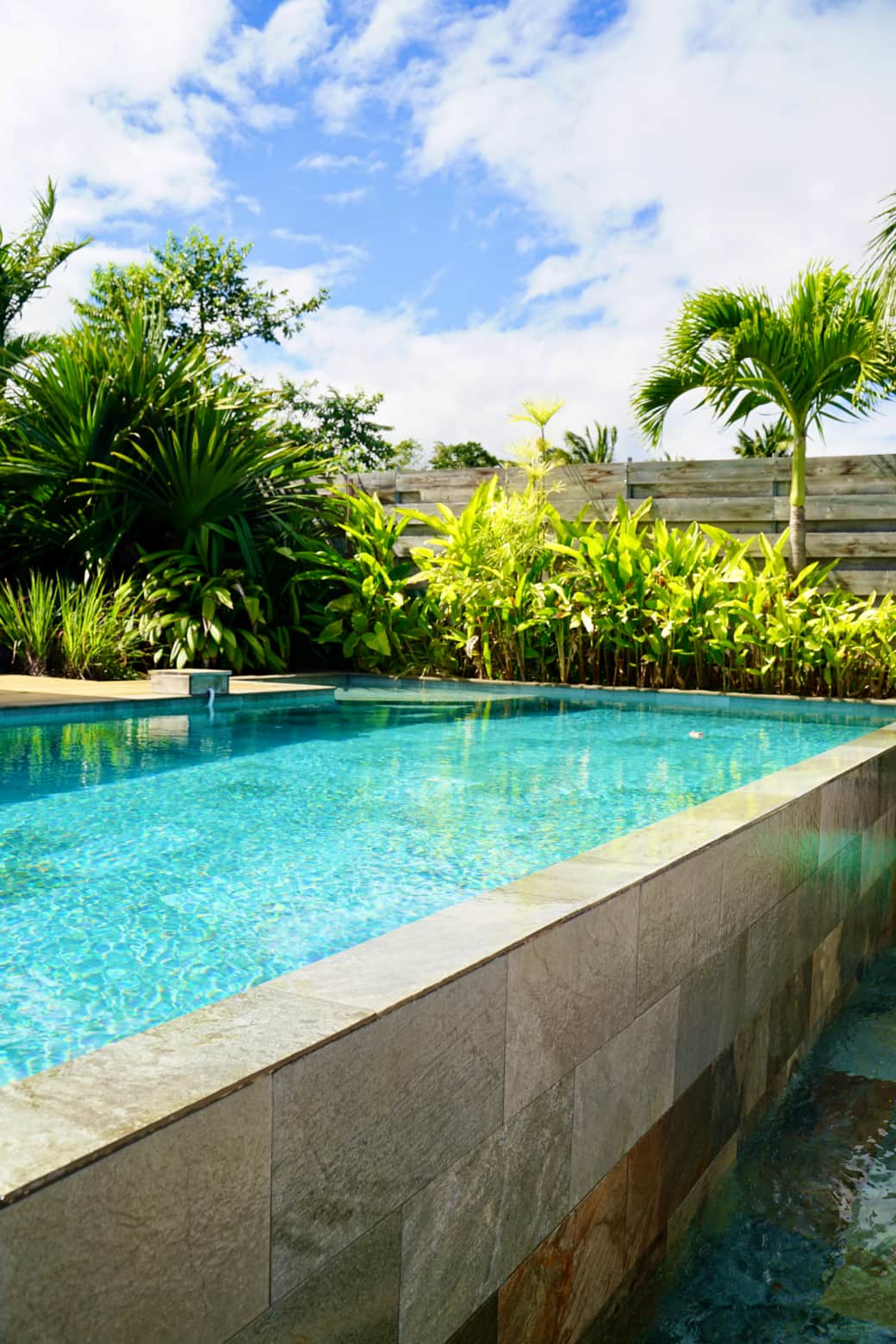 Vue du débordement de la piscine