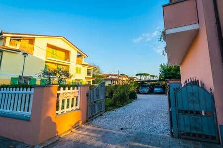 ingresso con parcheggio