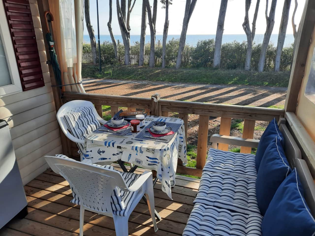 Espace détente et repas face à la mer