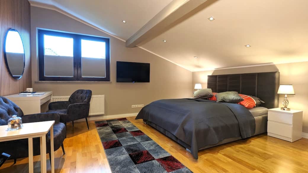 Unser Zimmer verfügt über ein Queen-size Bett 160x200cm. Bettwäsche und Handtücher sind inklusive.