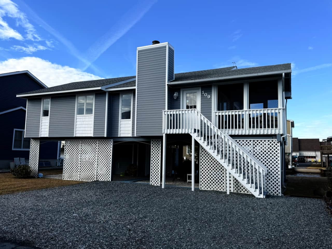 The front of the house, parking for 4 cars!