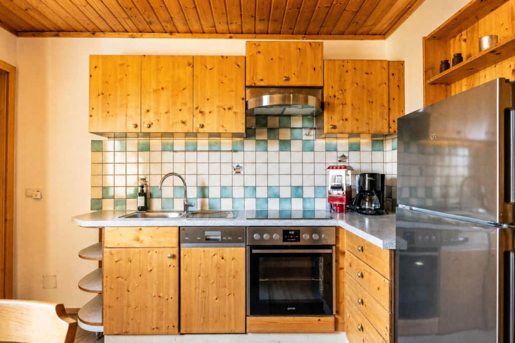 Kärntner Landhaus-Küche mit Backofen und Geschirrspüler, Berglodge Hochrindl