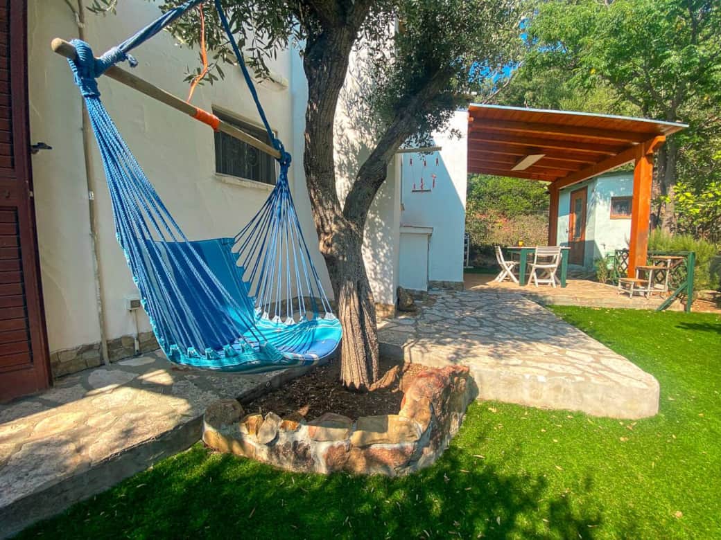 Un angolo di pace per rilassarsi all’ombra dell’ulivo. L’amaca è perfetta per leggere, riposare o godersi il silenzio della natura.