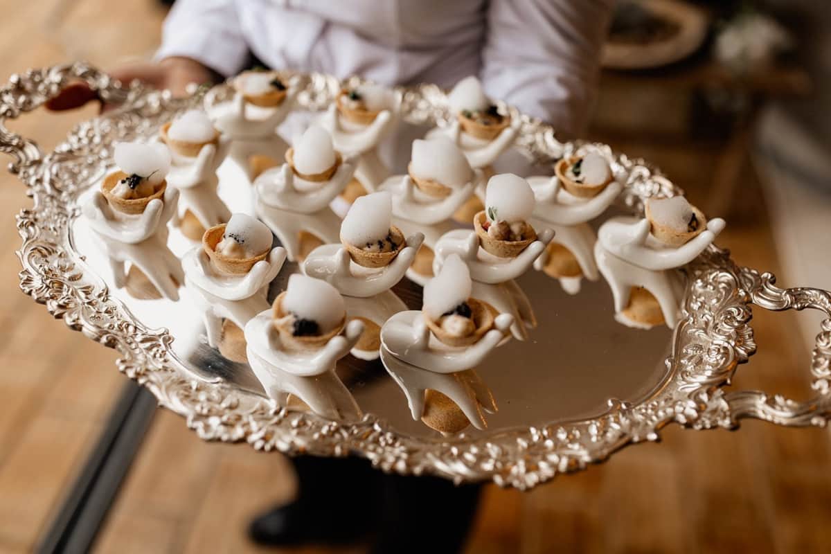 Canapés elegantes servidos por chef privado
