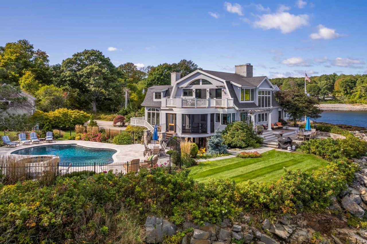 6 bedroom house features a pool and spa