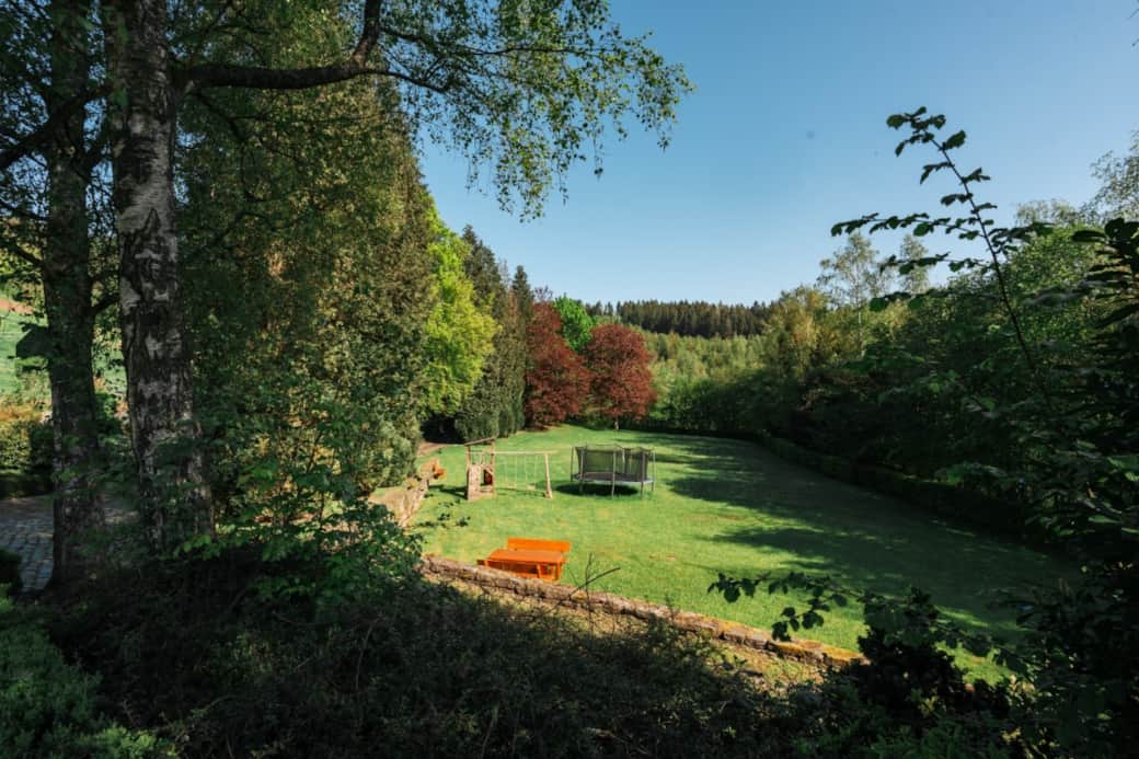 Großer Garten mit Spielplatz, Trampolin und Sitzgelegenheiten für endlosen Outdoor-Spaß