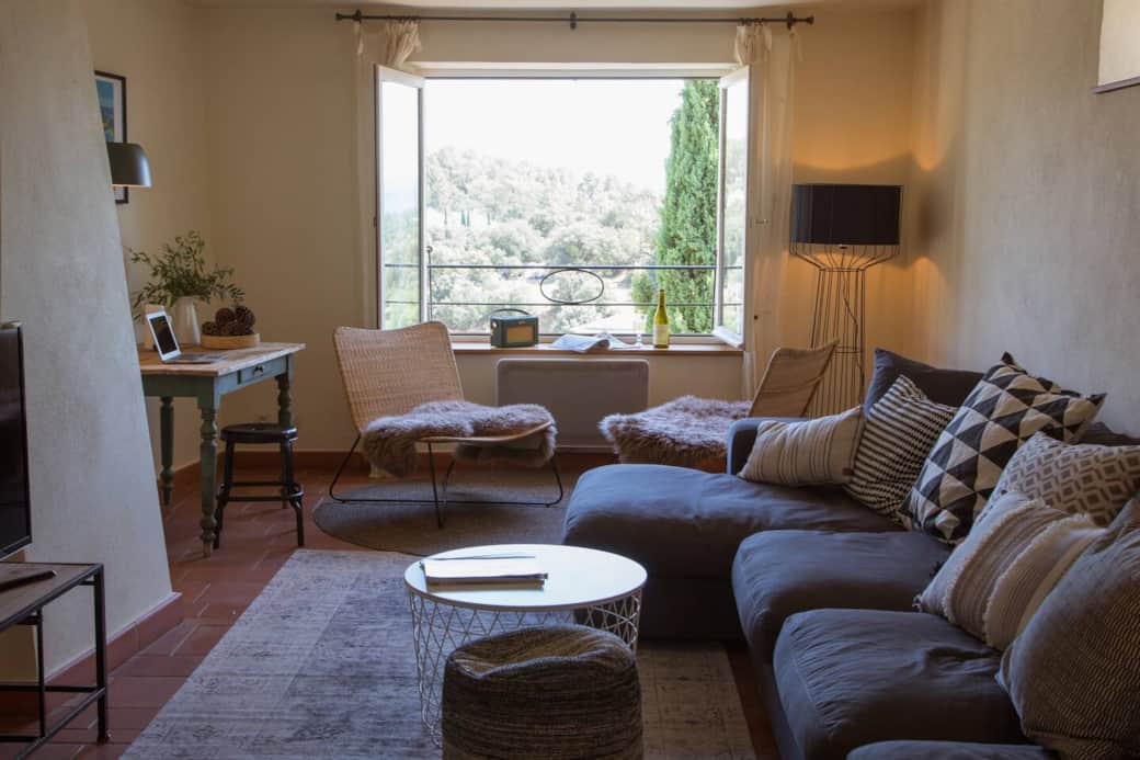 Living room | Bright by day, cozy and atmospheric by night, the living room is a great spot to plan your adventures in and around Bédoin. 