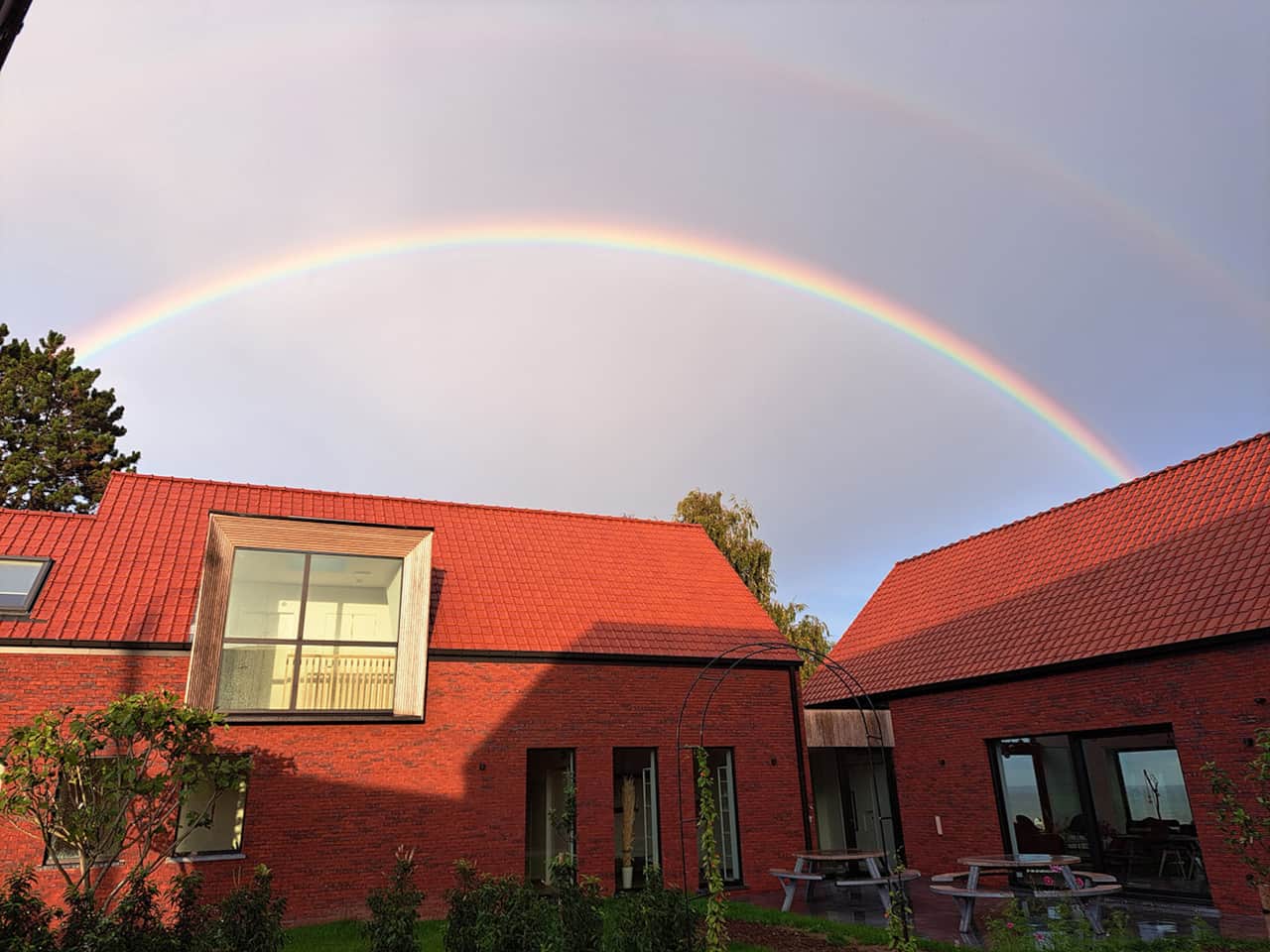 Binnenkoer regenboog