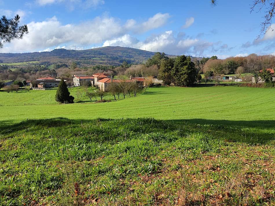 Aldea de Palio rodeada de bosques y montes