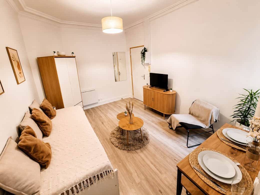Pièce principale cosy avec canapé, décoration soignée et coin repas pratique. Pièce principale cosy avec canapé, décoration soignée et coin repas pratique.