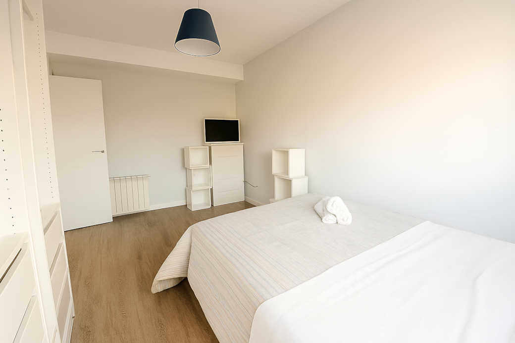 King-size bed (1.50 x 2 m), TV, wardrobe, and bedside table. Rest and relax in style.