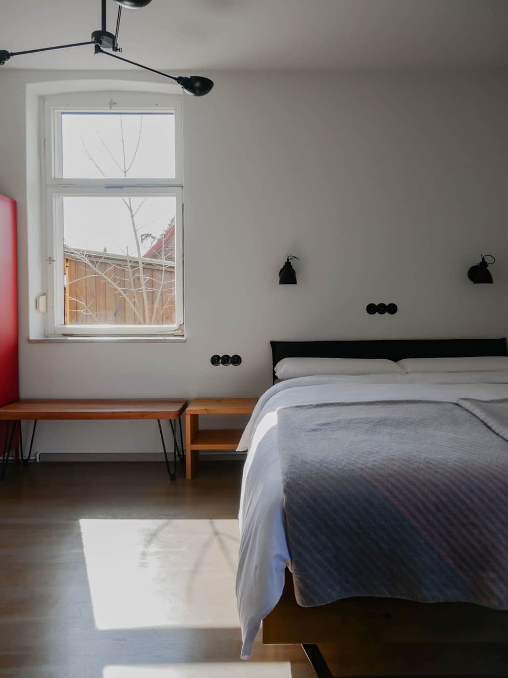Doppelbett und Blick auf den Vierseitenhof