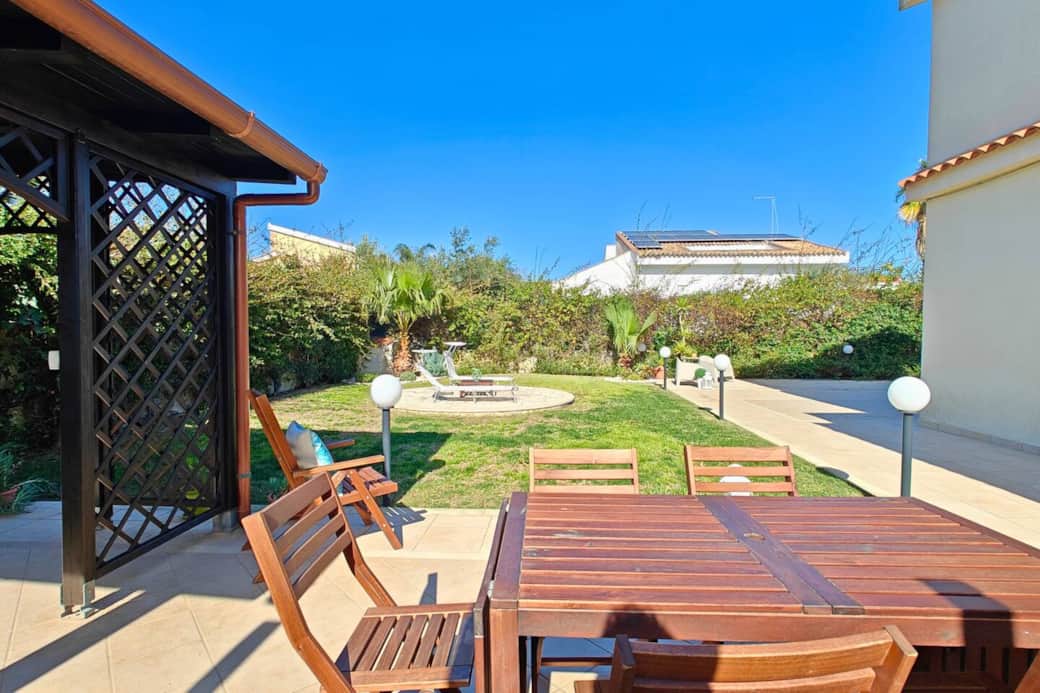 Spazio esterno curato e privato – Relax totale nel giardino della villa, circondati da verde e brezza marina a Fanusa.
