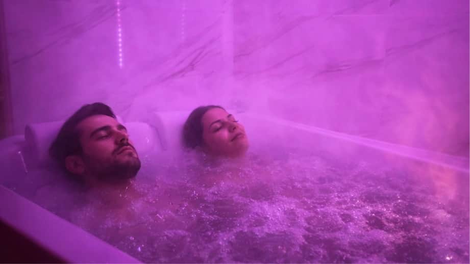 Private two-person whirlpool bath at Love Horizons Rennes