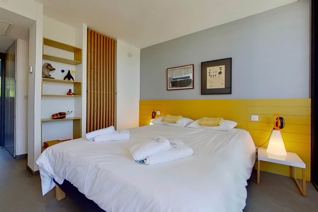 Chambre 2. Lit double. Salle d'eau.