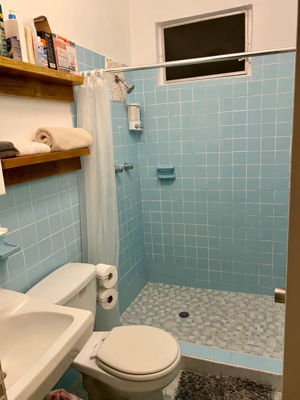 Turtle Cove 1 King Bed with Pool. Walk to Red Hook Apartment in East End