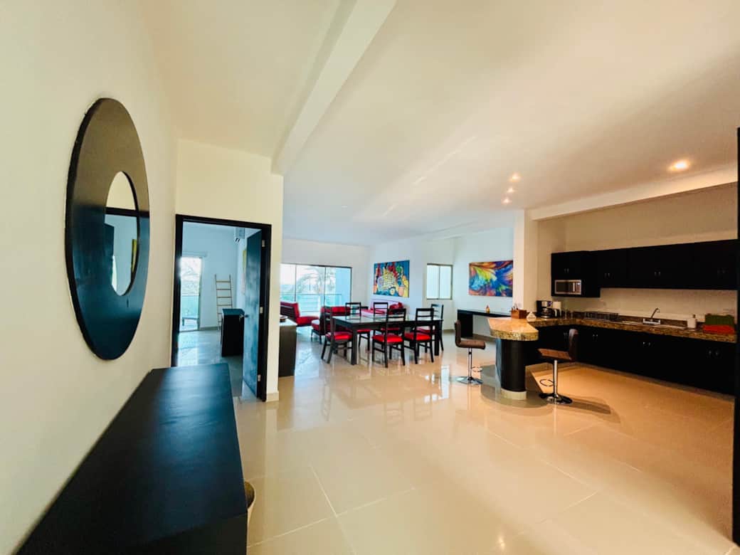 Espace de vie ouvert, salon, cuisine, salle à manger, vue mer et balcon Espace de vie ouvert, salon, cuisine, salle à manger, vue mer et balcon