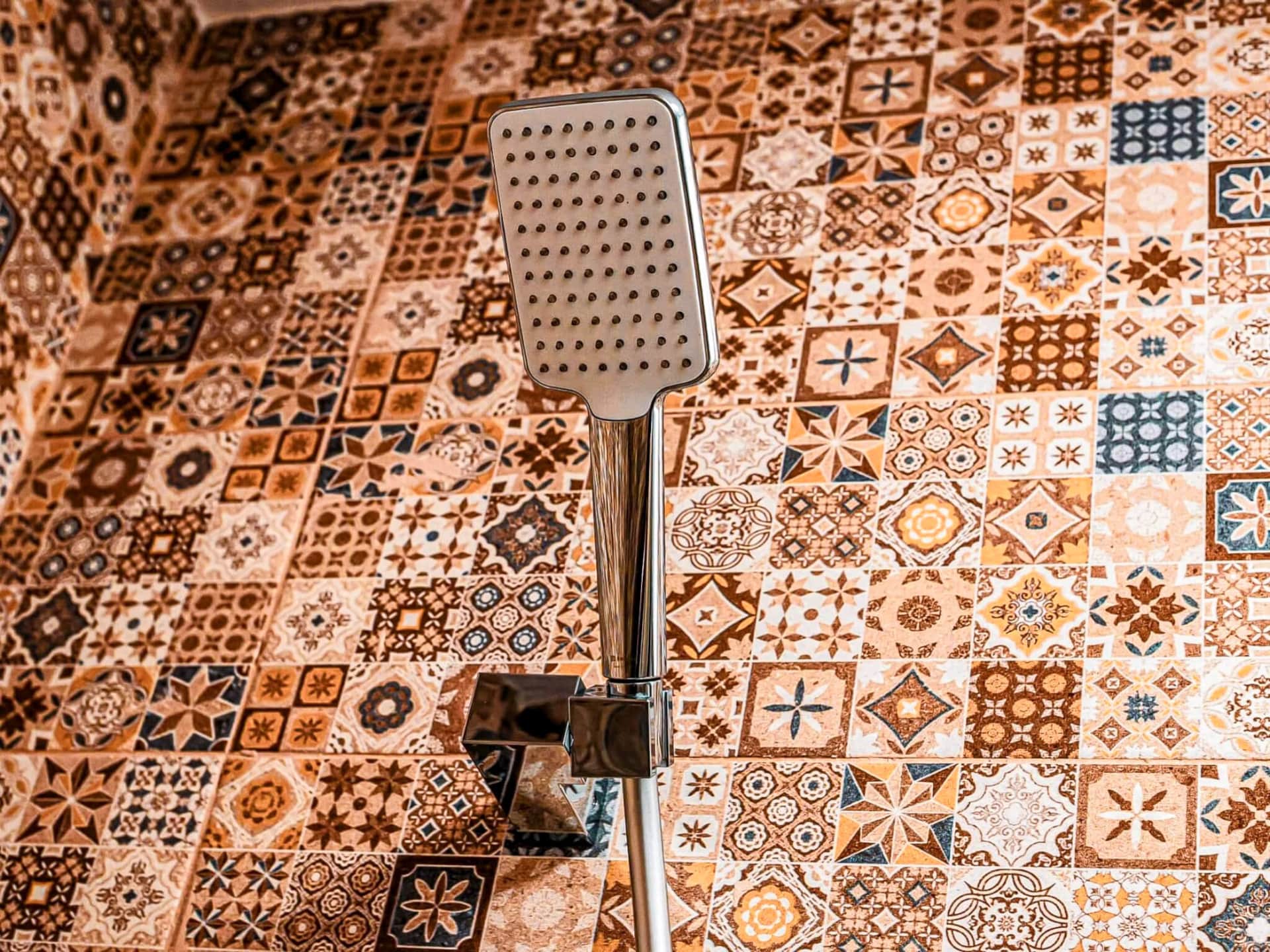 Ducha del baño rústico con azulejos decorativos en La Casita de Ale