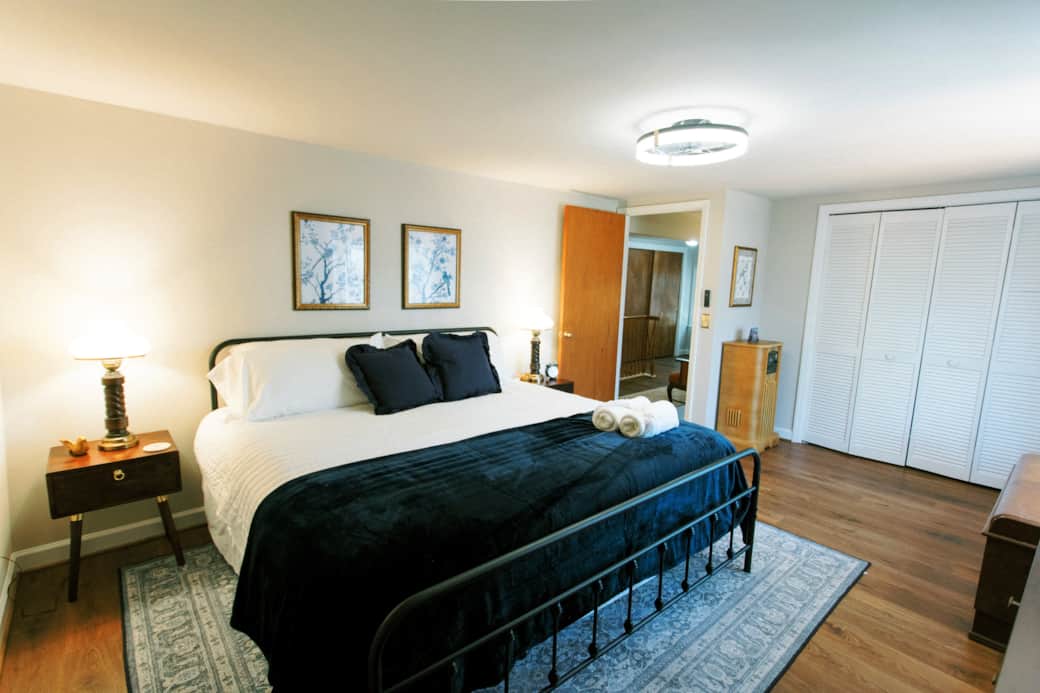 King Bed: Smart TV, Mid-Century Lamps and a Record, Tape, CD player