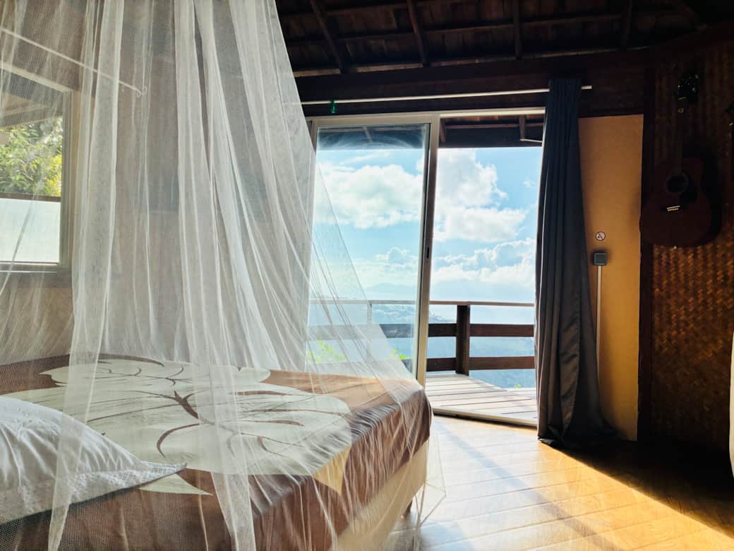 vue sur Moorea depuis le lit