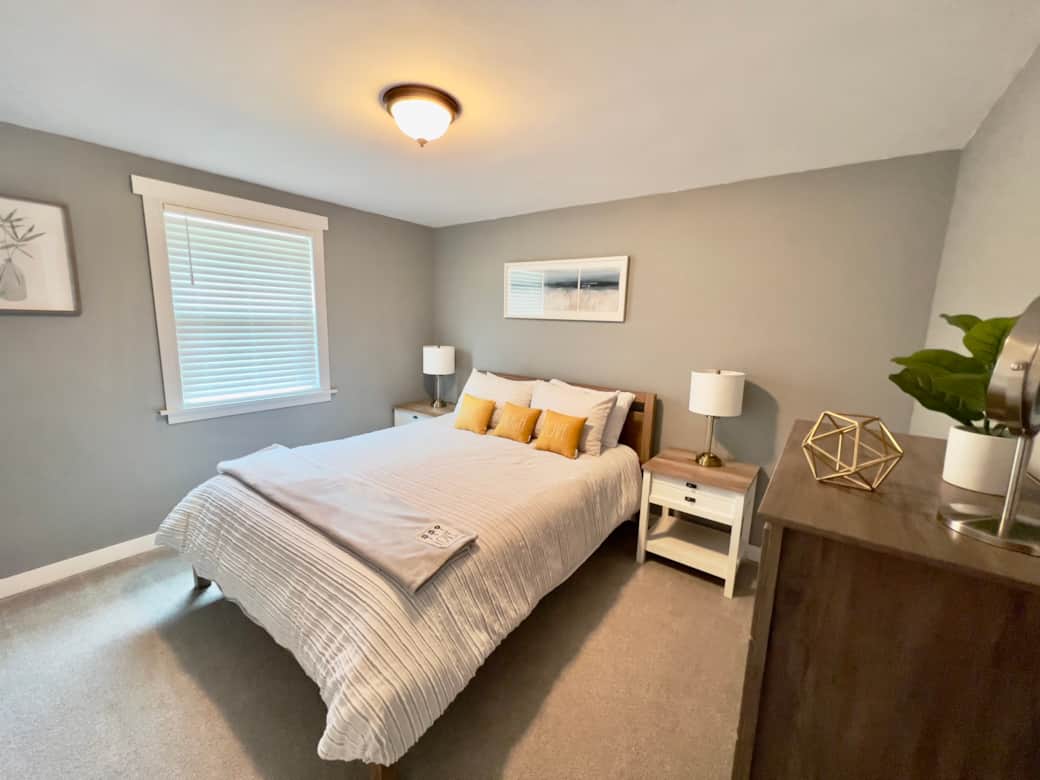 Bedroom 1 - Queen Bed