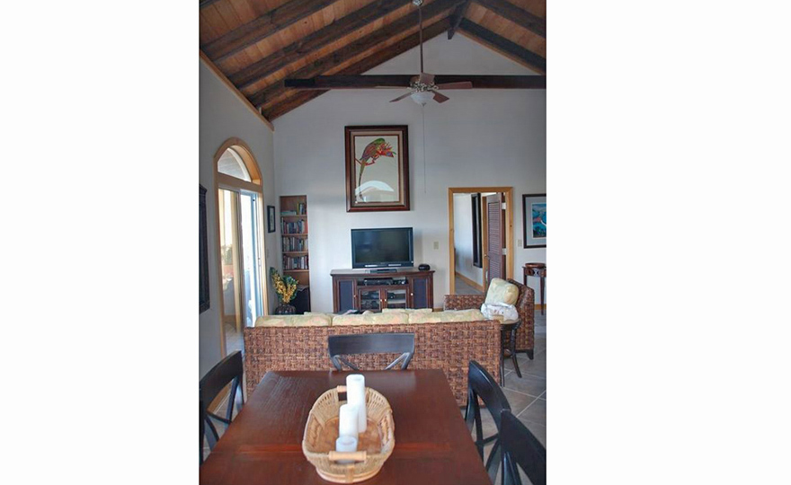 Comfortable open plan Grand room with satellite TV, DVD and ipod docking station