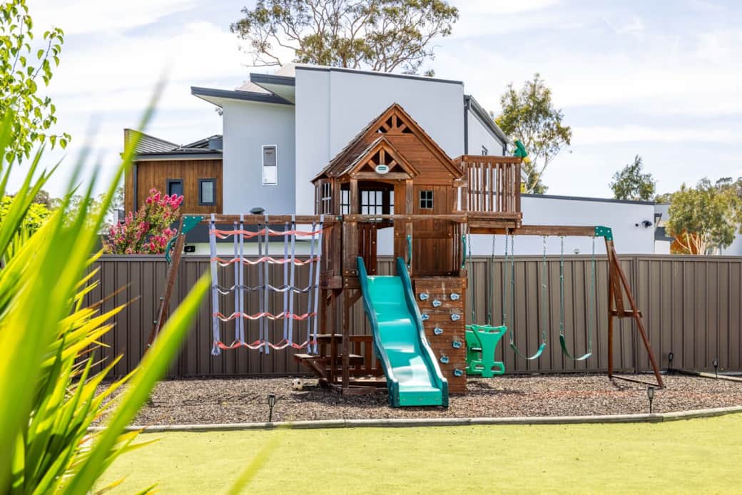 Your kids will love our backyard play area, complete with a wooden playhouse and a slide. It's a safe and fun space for children to explore and enjoy. The enclosed yard ensures peace of mind while they play under the watchful eye of the sky.
