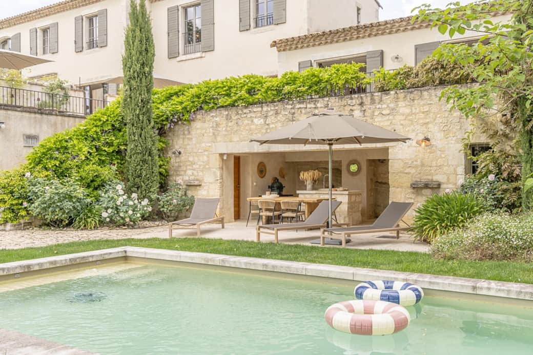 Piscine jardin vue ensemble bastide du couchant saint remy de provence