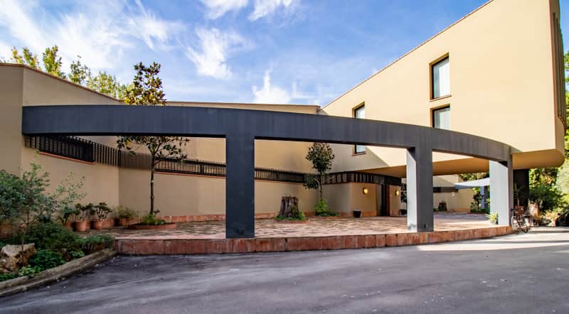 Vista entrada por lateral - Can Guixera