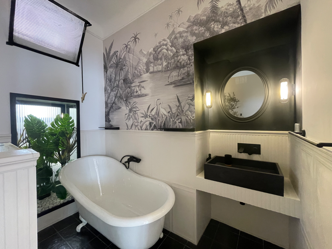 a-clawfoot-bathtub-sits-to-the-left-fill_EJ8MvzABR32tcNF2AnCTRA_BSXaOY2IQfKyNLz-F1q9JA.png