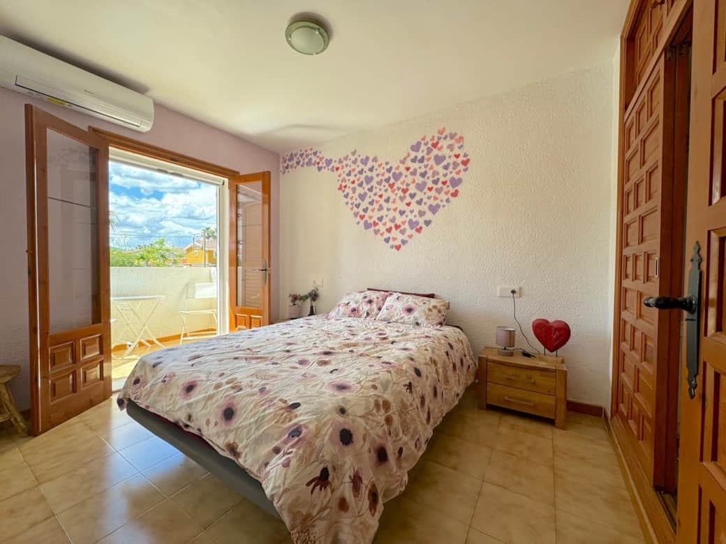 Schlafzimmer mit Doppelbett