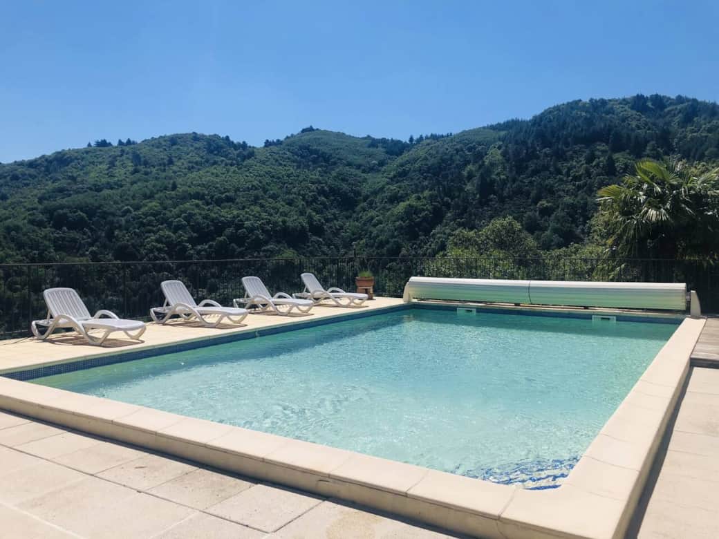 Piscine partagée avec vue panoramique