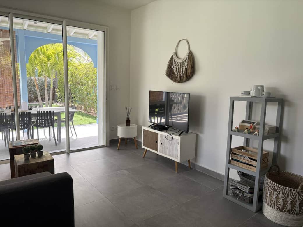 Living room with smart TV and access to the terrace Silove