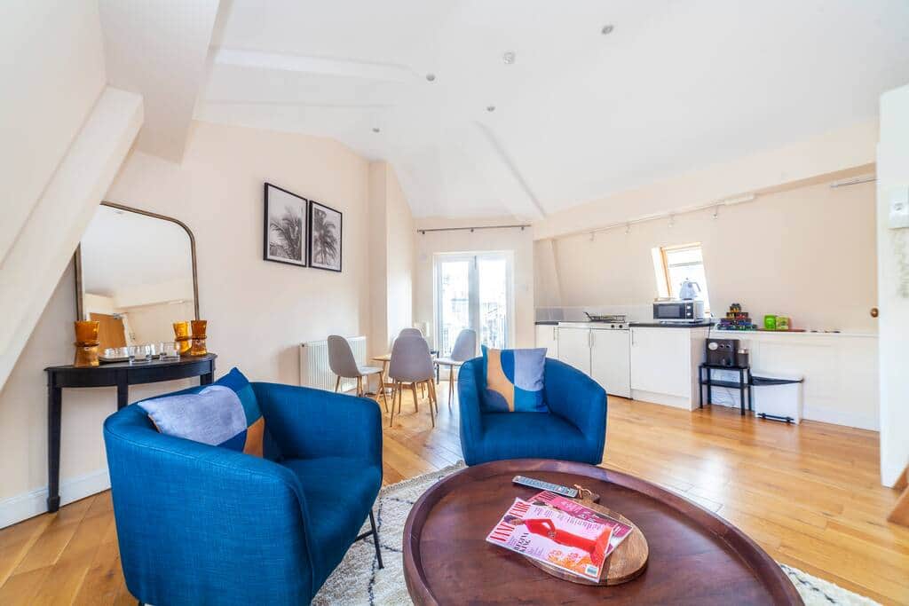 Kitchenette with dry goods including tea and coffee supplied 