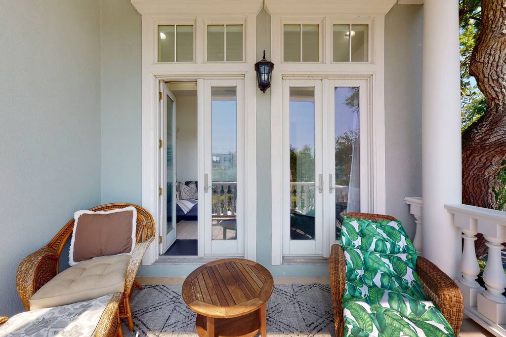 Outdoor porch off of second floor sitting area - second floor