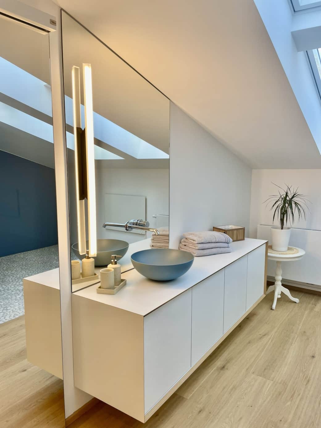 Bad mit einem riesigen Spiegel