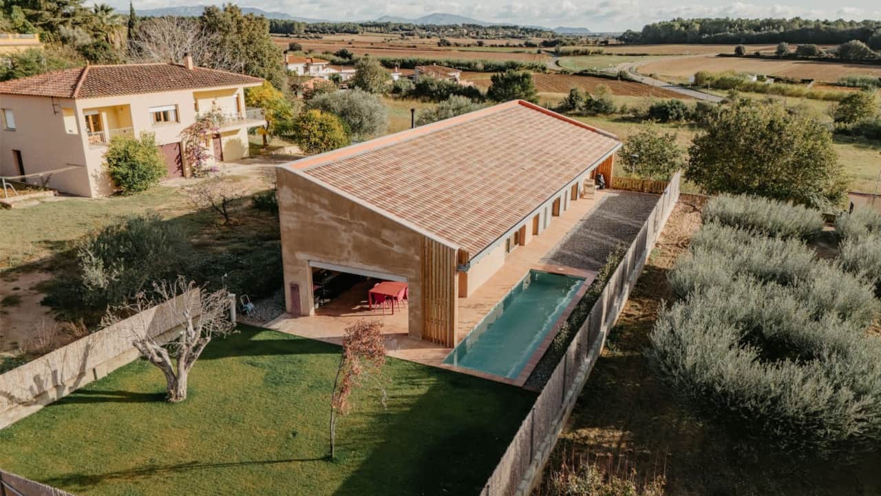 Vista aérea de la casa, la piscina y el jardín en Sant Miquel de Fluvià