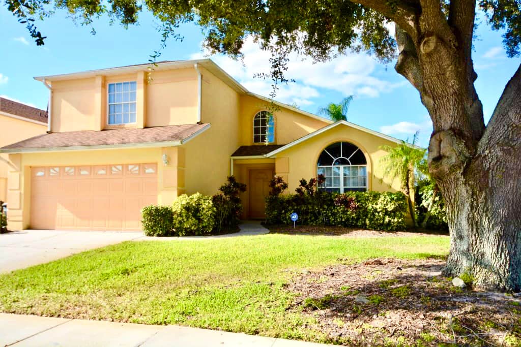 Gorgeous lake side villa: 4 beds and 2.5 baths