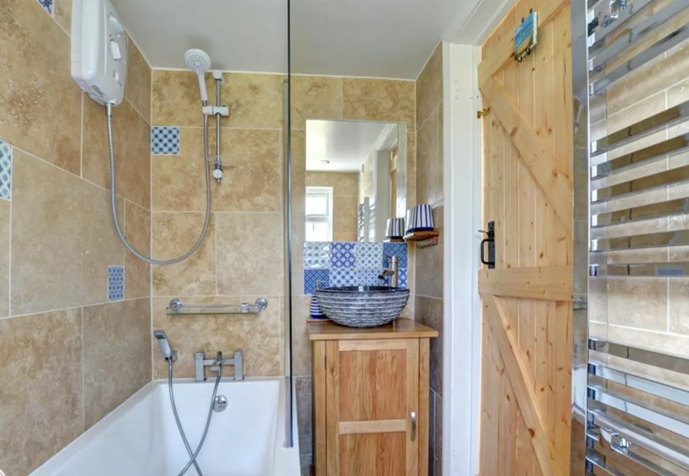 Bathroom (downstairs)