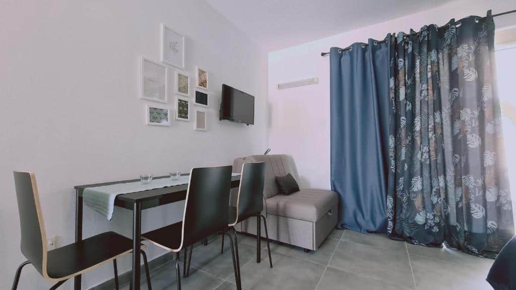 Tv - Dinning table