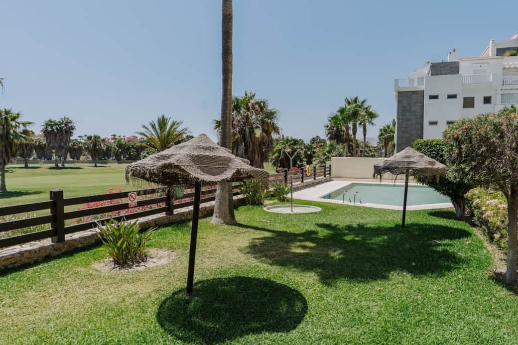 Zonas ajardinadas con sombrillas naturales donde podrás descansar tras un baño o leer junto al césped. Un espacio pensado para disfrutar en pareja o en familia en total tranquilidad.