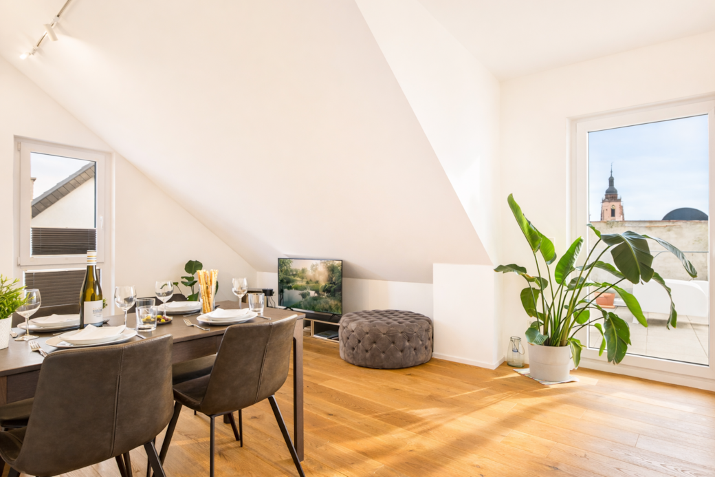 Großzügige, lichtdruchfluteter Wohn- und Essbereich mit modernem Esstisch, gemütlicher Sitzecke Großzügige, lichtdruchfluteter Wohn- und Essbereich mit modernem Esstisch, gemütlicher Sitzecke