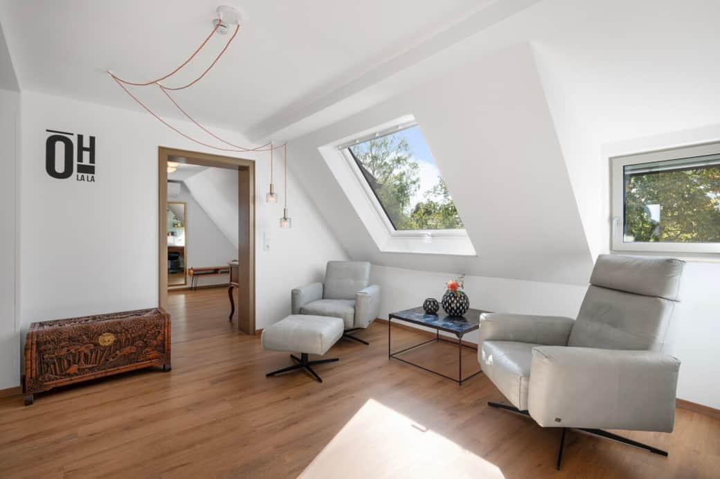 Helles Wohnzimmer mit gemütlicher Sitzecke und klarer Raumaufteilung. Kein Fernseher (nur in den Schlafzimmern) Helles Wohnzimmer mit gemütlicher Sitzecke und klarer Raumaufteilung. Kein Fernseher (nur in den Schlafzimmern)