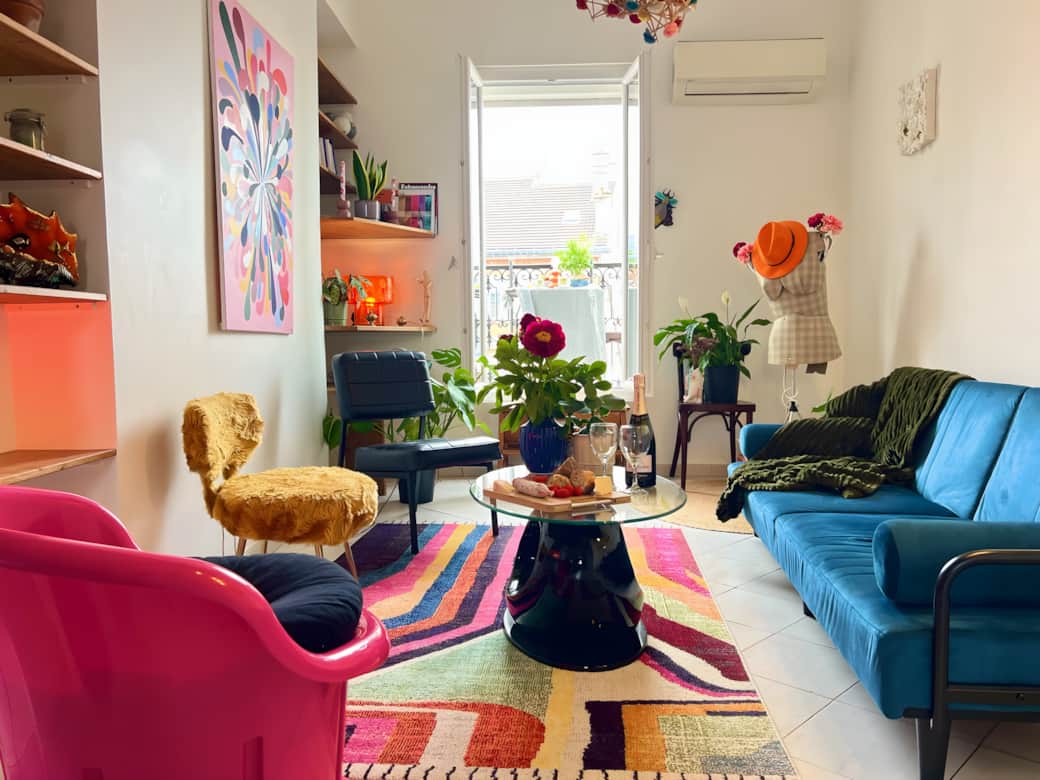 Air-conditioned artistic lounge with unique view of Parisian rooftops and direct access to the private balcony ✨
