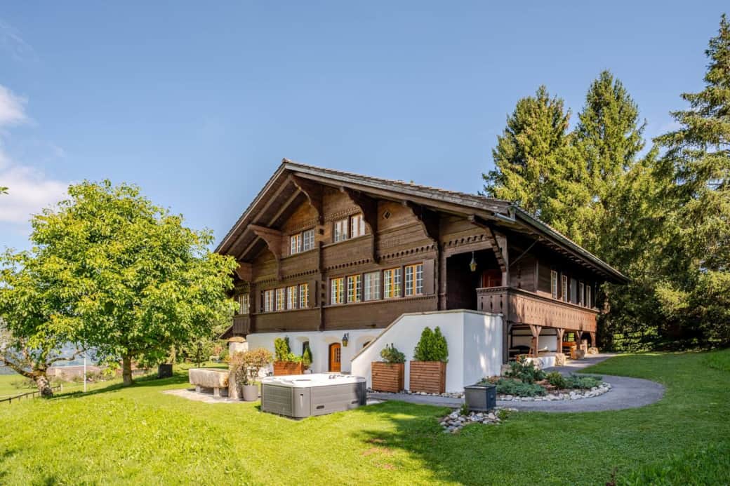 Our front yard features a large stone fountain with potable water, ideal for refreshing dips on warm days. Enjoy breathtaking mountain views, relax in the whirlpool, or unwind under the shade of our large walnut tree on extra outdoor furniture.