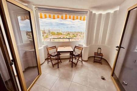 Balcón con vista al jardín y el pueblo 