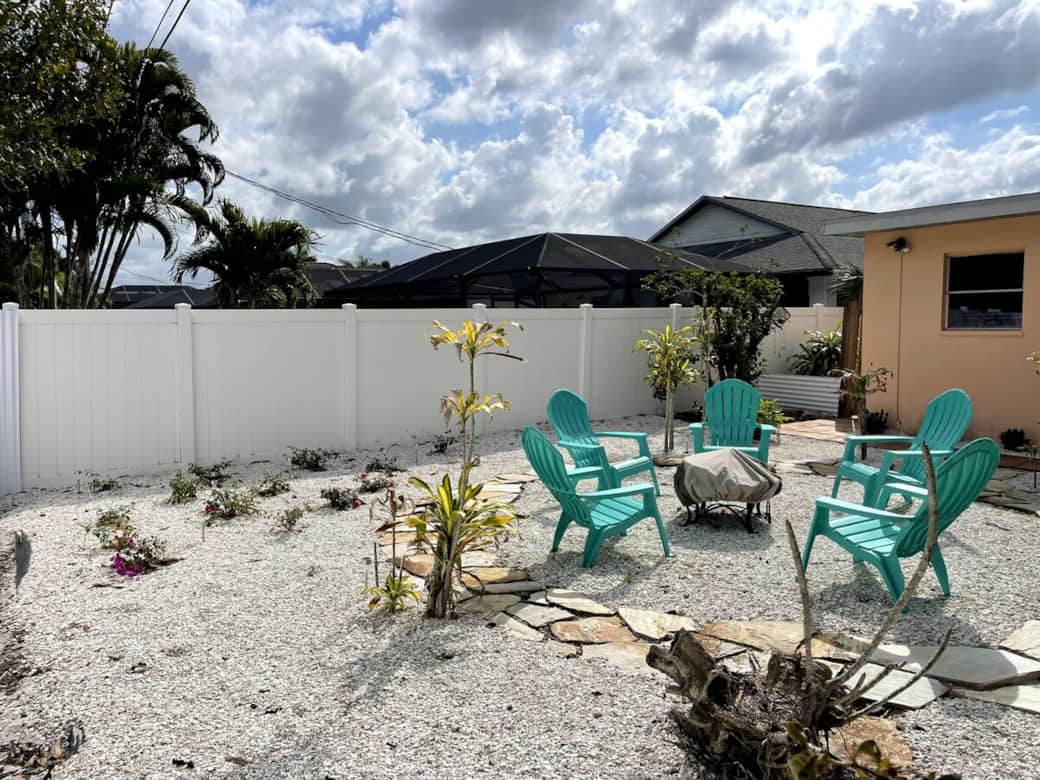 Outdoor chairs and fire pit to meditate, sit and relax and stare at the sky - day/night! Outdoor chairs and fire pit to meditate, sit and relax and stare at the sky - day/night!