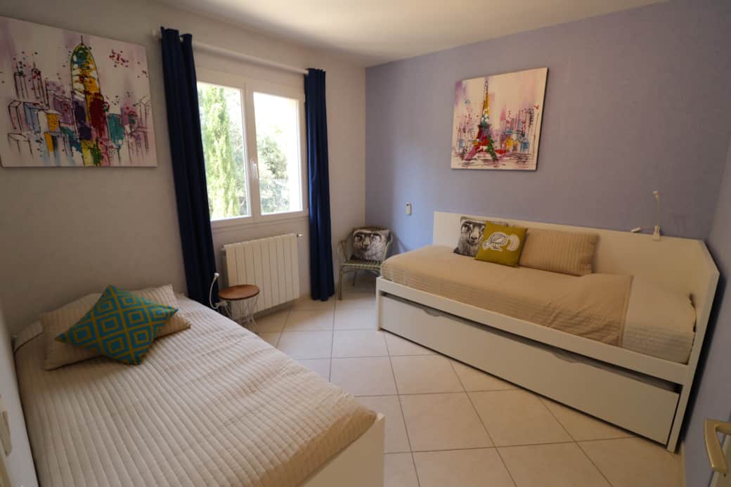 9 - location-villa-piscine-mejannes-le-clap-cezenole - Chambre bleue climatisée 9 - location-villa-piscine-mejannes-le-clap-cezenole - Chambre bleue climatisée